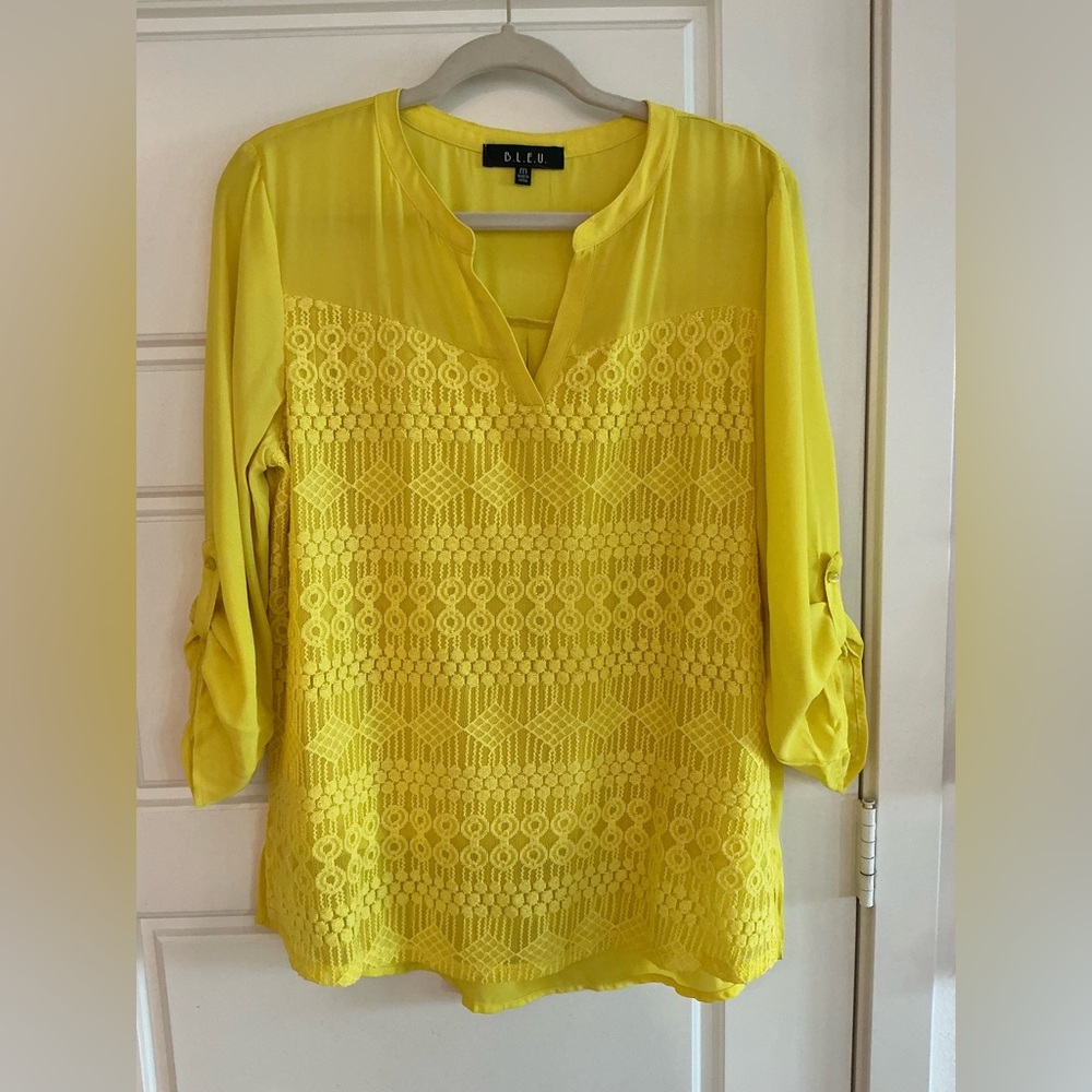 B.L.E.U. Woman's Medium Yellow Front Embroidered Long Sleeve Tunic Too NWT
